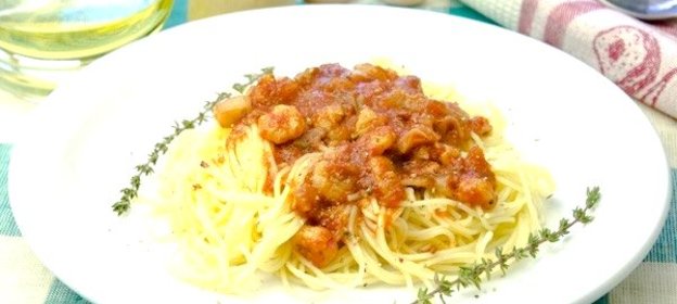 Паста с креветками и томатной подливой