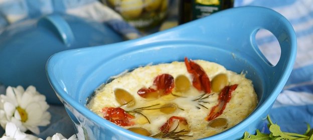 Творожная запеканка с оливками, вялеными томатами и розмарином