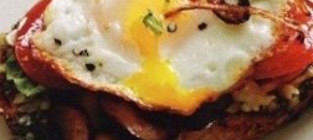 Картофельная запеканка с салатом из свежих овощей