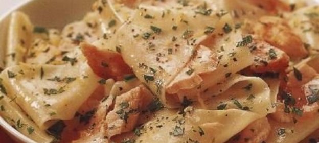 Паста паппарделле (широкая лапша) с семгой и гремолатой