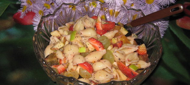 Фруктовый салат с макаронами