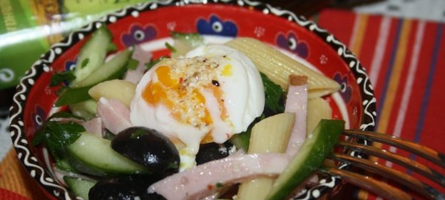 Салат с PENNE RIGATE, ветчиной, маслинами, яйцом и пикантной заправкой