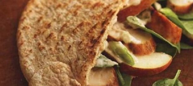 Салат из моркови и сушеных фруктов