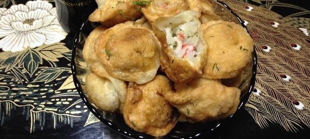 Жареные пельмени с рисом и крабовыми палочками