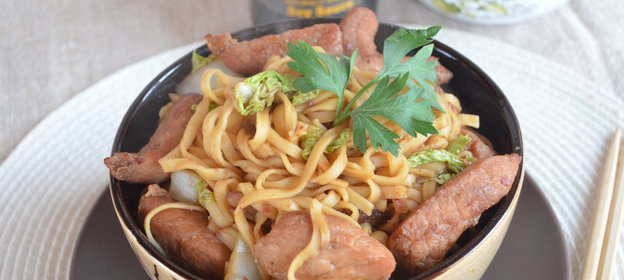 Яичная лапша со свининой и пекинской капустой