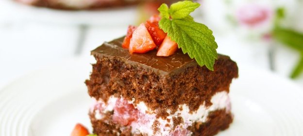 Шоколадное пирожное с клубникой и бальзамическим уксусом