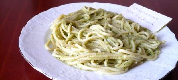 Спагетти с зеленым соусом