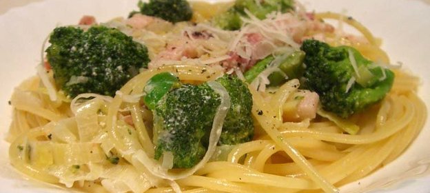 спагетти с брокколи,грудинкой и пореем