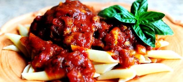 Паста Пенне с курицей и соусом Маринара