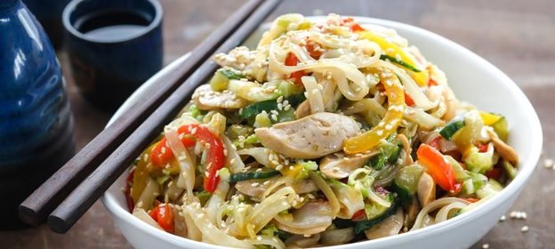 Рисовая лапша с овощами и сосисками