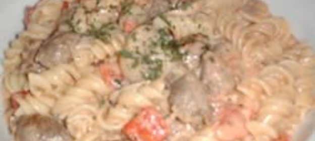Макароны с колбасой, помидорами и сливками