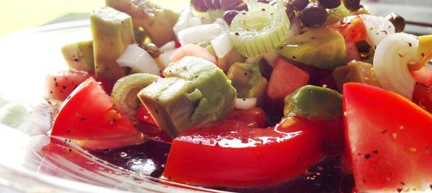 Салат из авокадо, помидоров и каперсов