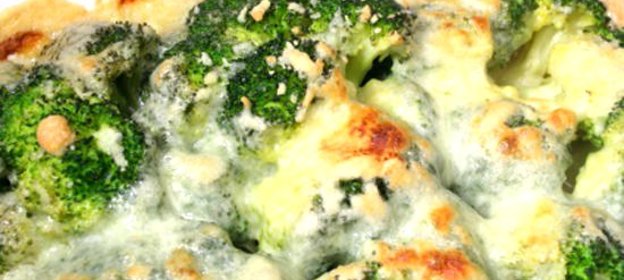 Запеканка из куриного фарша с капустой брокколи, яйцами и сыром