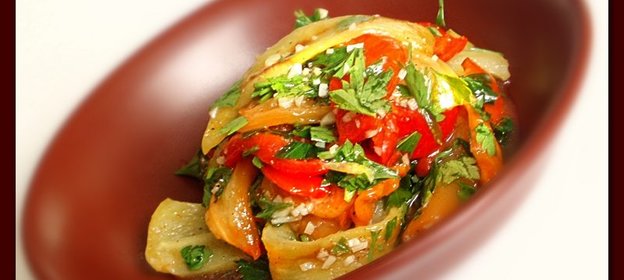 Теплый салат из печеного перца