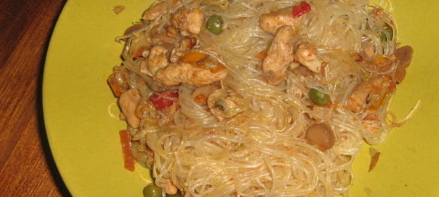 Лапша соевая с курицей и овощами