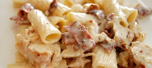 Паста с беконом и курицей