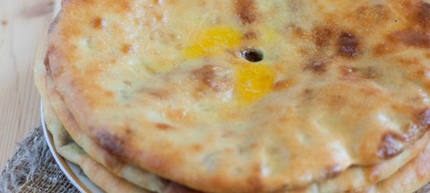 Бутерброд с сыром Рикотта, инжиром, персиком, пармской ветчиной и кленовым сиропом