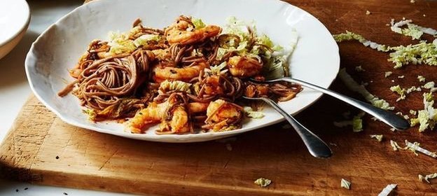 Лапша соба с кимчи и креветками