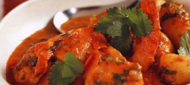Картофель, тушенный с креветками в остром томатном соусе