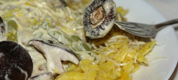 Паста домашняя Птички с грибами в сливочном соусе