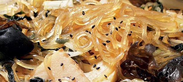 Гомоку харусаме - лапша харусаме, жаренная с крабовым мясом и гребешками