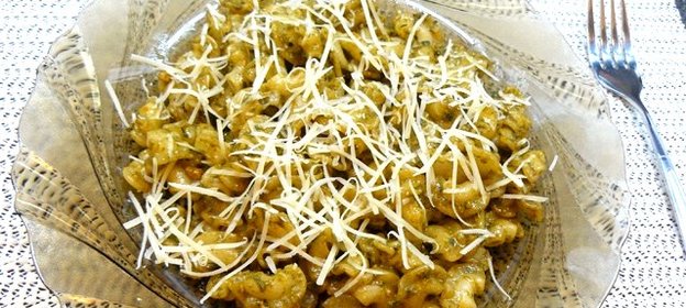Макароны с соусом песто