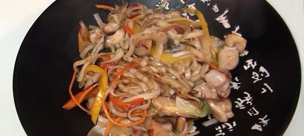 Лапша удон с курицей и овощами