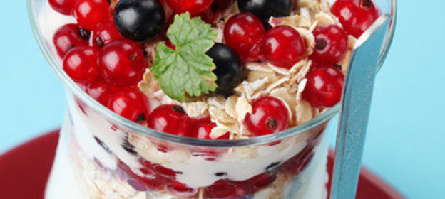 Йогуртовое парфе со смородиной и мюсли