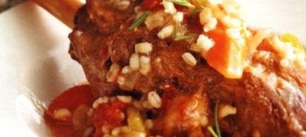 Ягнятина, приготовленная с овощами и перловкой в медленноварке