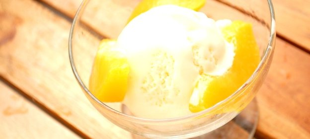 Десерт с персиками