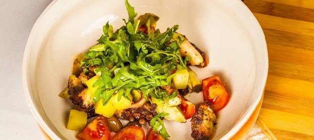 Салат с осьминогом