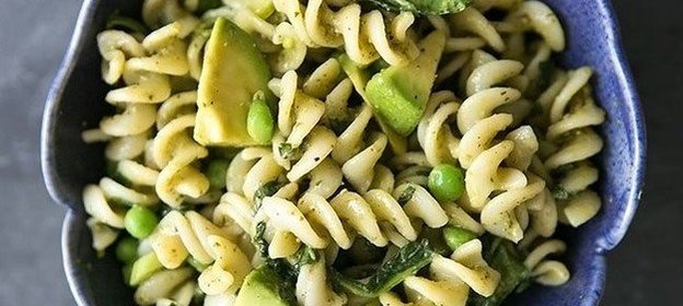 Паста с авокадо, шпинатом и соусом песто