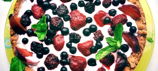 Шоколадно-творожный тарт-суфле с ягодами