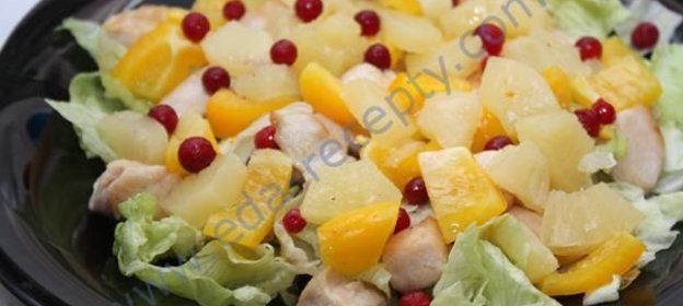 Салат с курицей и ананасами