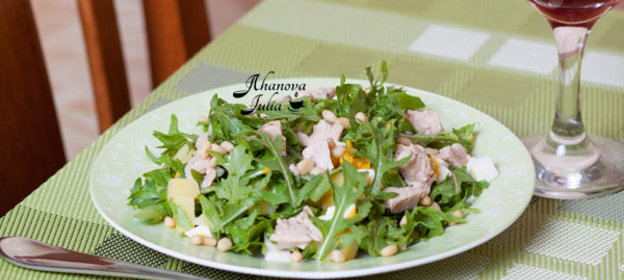 Салат с рукколой и печенью трески