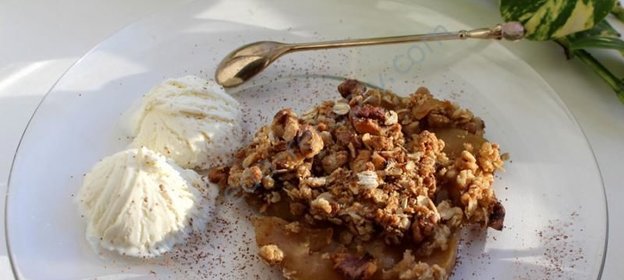 Яблочный десерт с орехами