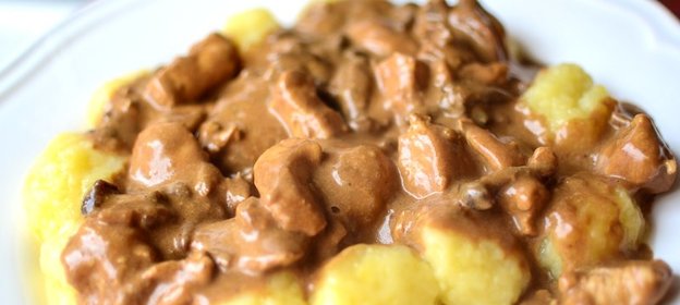 Курица в соусе из лисичек