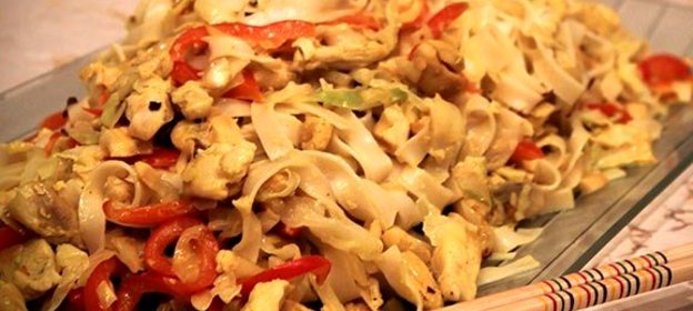Лапша с куриной грудкой, овощами и кокосовым молоком по‑тайски