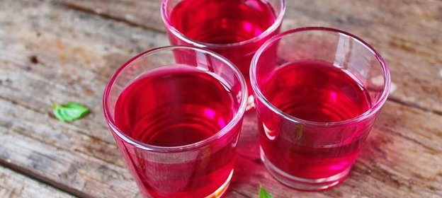 Свекольно-имбирный эль с вишневым сиропом