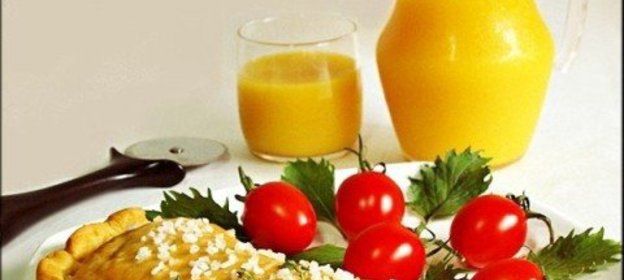 Пицца Кальцоне с моццареллой, домашним томатным соусом и шпинатом Грибное лукошко (дуэльная)