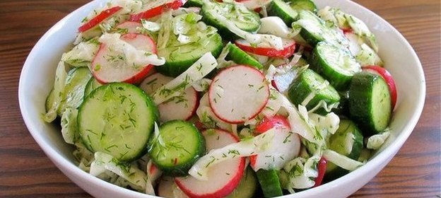 Салат с редисом и огурцом