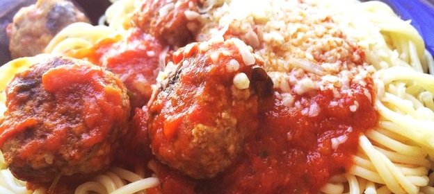 Спагетти с фрикадельками в томатном соусе