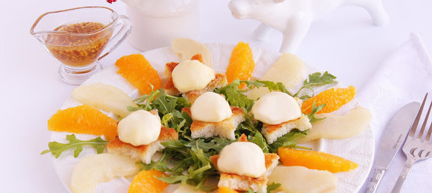 Теплый салат с грушами и гренками