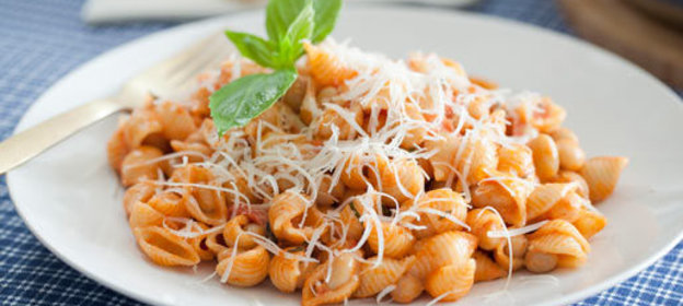 Паста с фасолью и помидорами