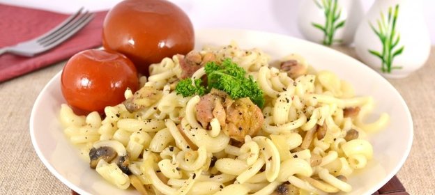 Макароны с курицей и шампиньонами