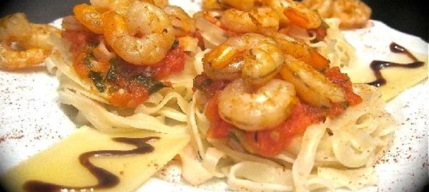 Гнезда с креветками в томатном соусе