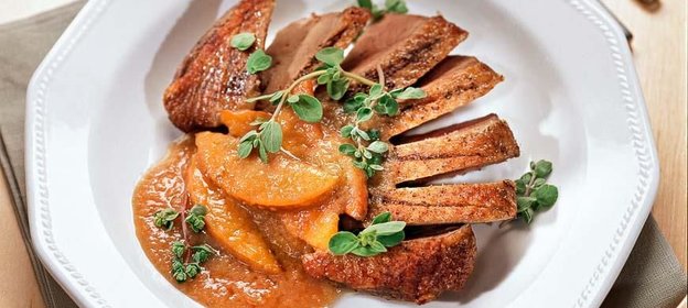 Утиная грудка с персиками