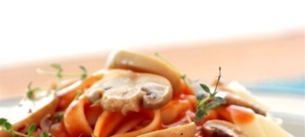 Макароны в томате с грибами и ветчиной