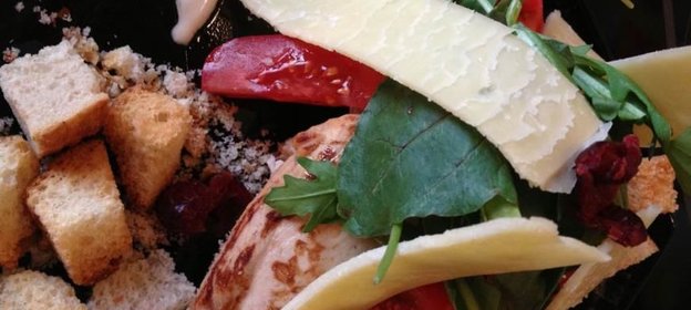 Салат Цезарь с вяленой клюквой