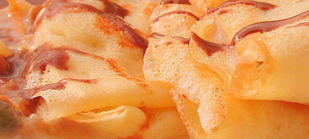 Блинчики с ореховой начинкой и шоколадным соусом